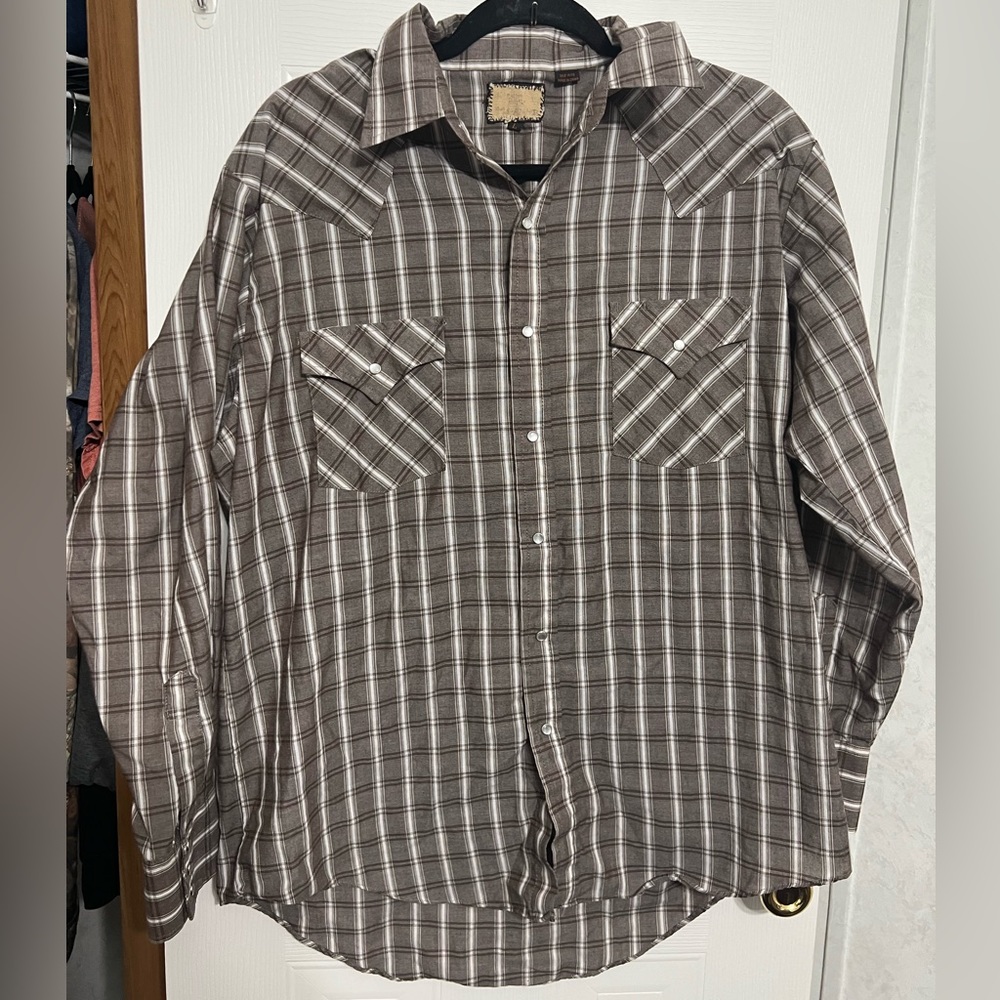 Light brown vintage pearl snap. Unknown brand super light and perfect for spring